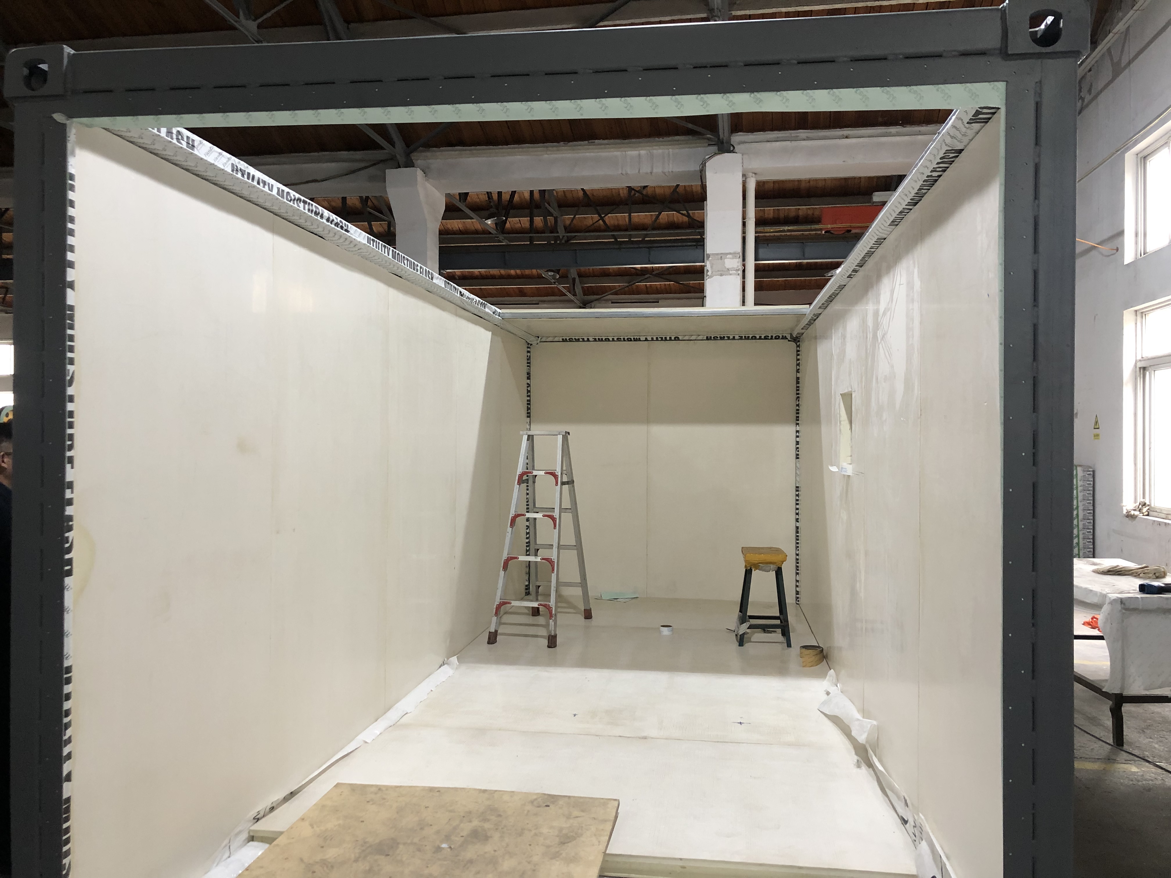 Interior air-control and sealing details during factory assembly of the modular building
